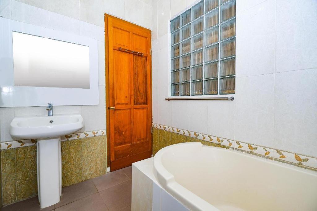 Guest House Gethsemane Salatiga Kültér fotó